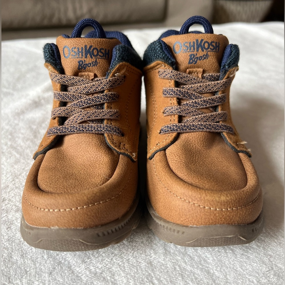OshKosh toddler hiker boot, size 8M